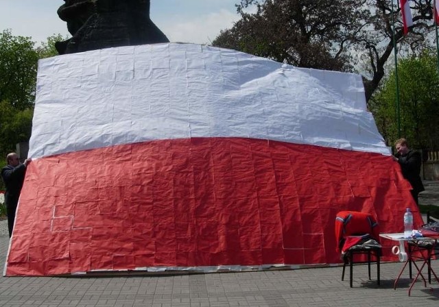 Biało-czerwona flaga na placu Wolności.