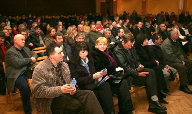 Ponad 200 osób przyszło do GOK-u w Ulanowie aby wysłuchać kandydatów na burmistrza miasta i gminy Ulanów.