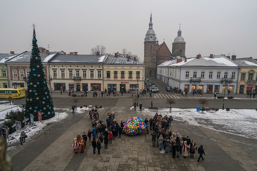 Jubileuszowy Polonez sądeckich maturzystów przed ratuszem