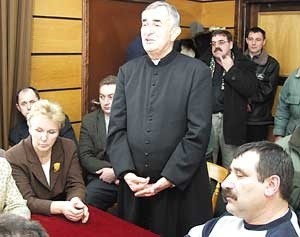 Ksiądz Zdzisław Mikołajczyk na sesji Rady Gminy, z lewej Cyryla Kosińska, radna powiatowa