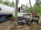 Wypadek na trasie Pisz-Orzysz. Cysterna zmiażdżyła osobowe audi na DK 63. Kierujący wjechał wprost pod koła ciężarówki (zdjęcia)