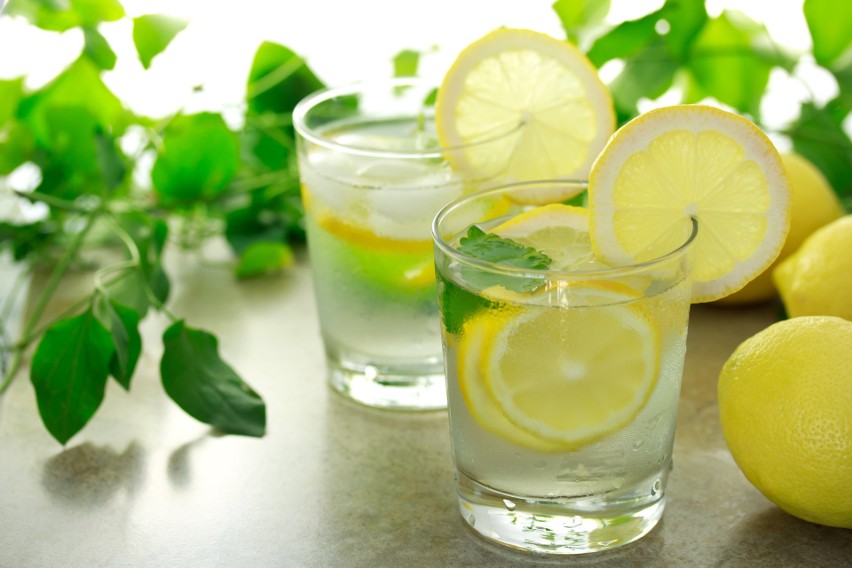 FAKT: Picie wody z cytryną na odchudzanie to jeden ze...