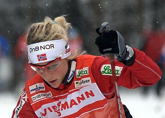 Therese Johaug, choć zdyskwalifikowana na 1,5 roku, wróciła na trasy biegowe, aby zdobyć 3 złote medale olimpijskie w Pekinie 2022