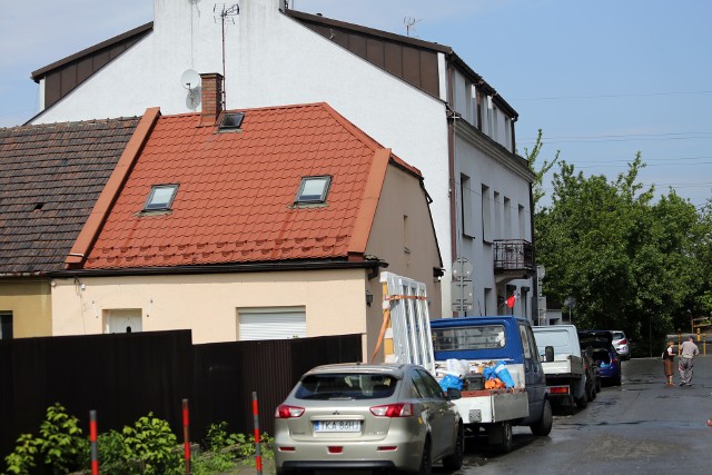 W takiej spokojnej lokalizacji ma się pojawić biurowiec. Wokół są tylko domy, niskie kamienice oraz ogródki działkowe i cmentarz. Kiedyś miała przechodzić tędy linia tramwajowa, ale pomysł upadł