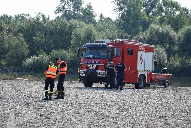 Strażacy i policja początkowo prowadzili poszukiwania w...