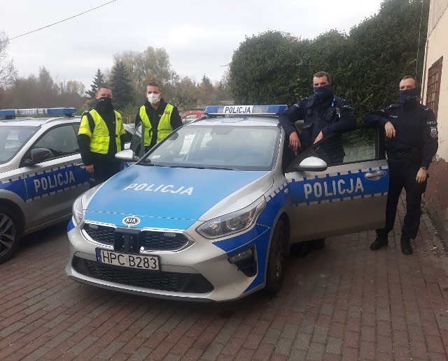 Policjanci z Rypina, mimo braku wolnej karetki pogotowia, poradzili sobie z przeszkodą i sami pojechali do szpitala po ratownika, który udzielił pomocy nieprzytomnej kobiecie chorej na cukrzycę.