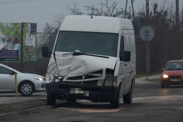 Na skrzyżowaniu ul. Telefonicznej z ul. Janosika tramwaj zderzył się z dostawczym volkswagenem.