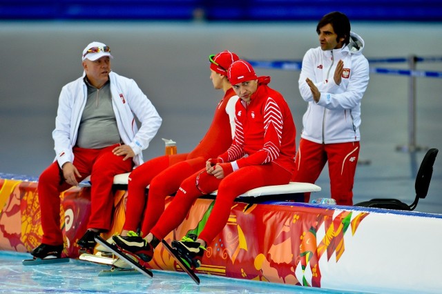 Trener Wiesław Kmiecik (z lewej) na olimpijskim torze w Soczi, gdzie polscy panczeniści zrobili furorę