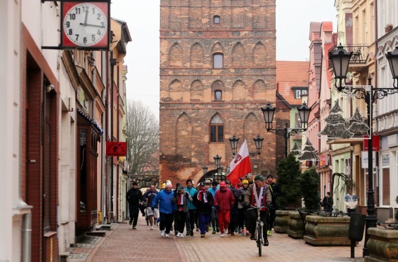 Ze Starego Rynku zawodnicy przebiegli jeszcze koło Bramy...