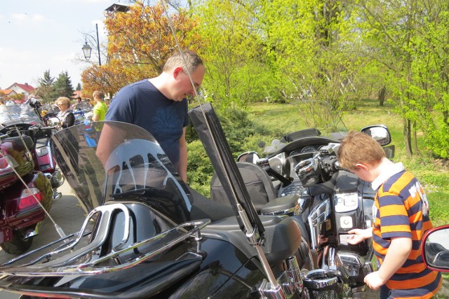 Wielkie hondy w CiechocinkuZ zainteresowaniem wielkim motocyklom przyglądali się młodzi, a nawet bardzo młodzi widzowie