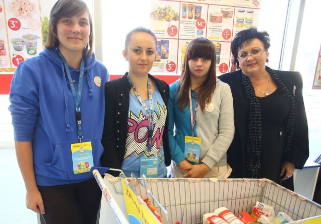 - Jesteśmy w stanie zagospodarować żywność z kilkudniowym terminem przydatności do spożycia &#8211; mówi Anna Głogowska z radomskiego Banku Żywności (z prawej); na zdjęciu w towarzystwie wolontariuszek prowadzących ostatnią zbiórkę żywności w Radomiu.