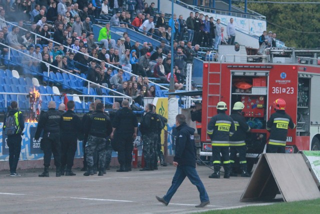 Podczas meczu strażacy musieli gasić płonące szaliki Tarnovii