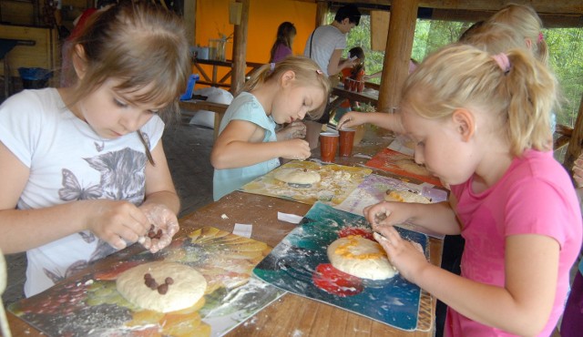 Podczas zielonej szkoły w Siedlisku Janczar na dzieci czekają m.in. warsztaty pieczenia chleba.