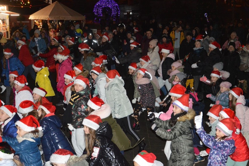 Rozświetlenie choinki i flash mob rozpoczęły jarmark świąteczny w Ostrowcu (ZAPIS TRANSMISJI, DUŻO ZDJĘĆ)