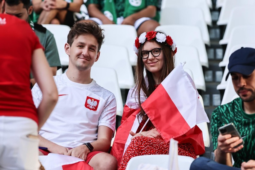 Polscy kibice barwnie ubrani, choć nieliczni na stadionie w...