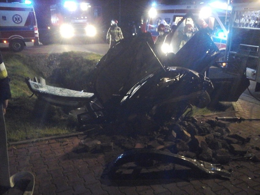Parcewo. Wypadek w powiecie bielskim. Audi uderzyło w betonowy przepust. Trzy osoby ranne [ZDJĘCIA]