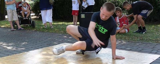 W ramach akcji "Lato w mieście&#8221; obok tarnobrzeskiej fontanny odbył się pokaz tańca break-dance.