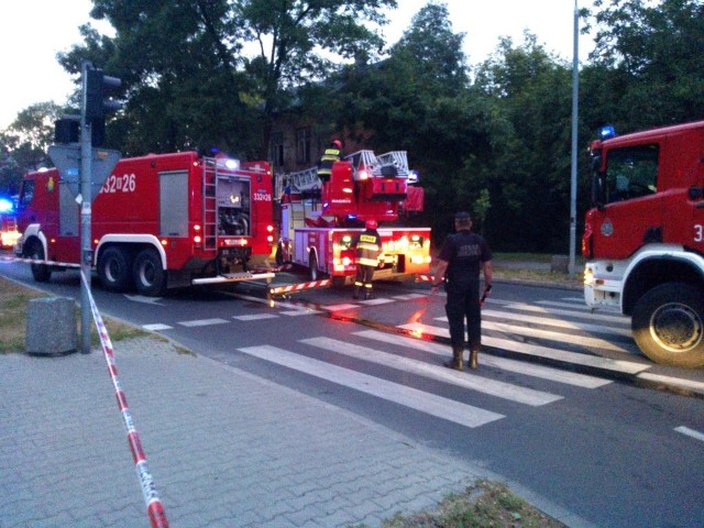 Ogień pojawił się w kamienicy na skrzyżowaniu ulic 25 Czerwca i Kelles Krauza w Radomiu.