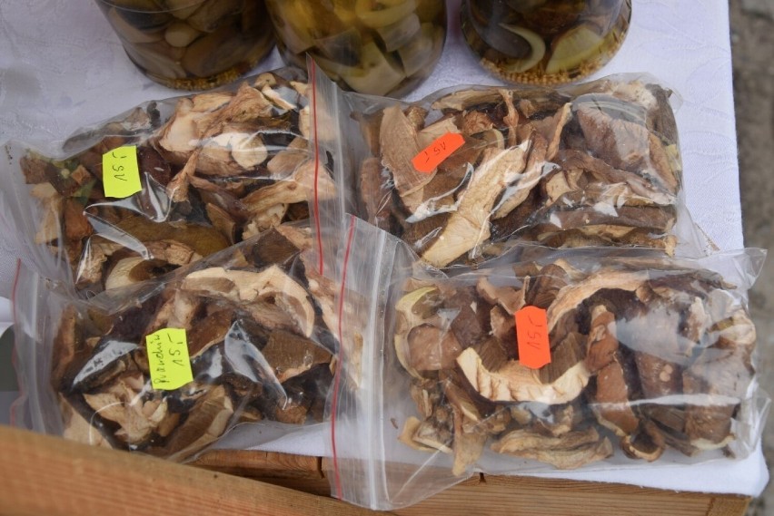 Przetwory i istne cudeńka rękodzieła regionalnego można zakupić podczas Czwartkowych Targowisk na Kaczym Rynku w Chmielnie
