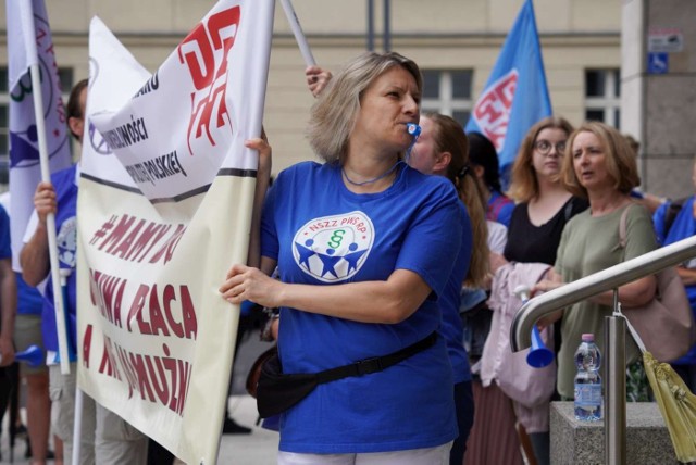 23 lipca, w sobotę pracownicy sądownictwa protestowali przed siedzibą Urzędu Wojewódzkiego w Poznaniu.Przejdź do kolejnego zdjęcia --->