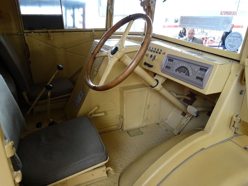 Minimalistyczne wnętrze kabiny Chevroleta C60 S. Zestaw...