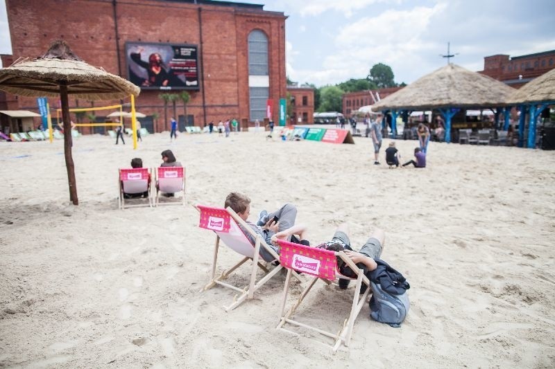 985 ton piasku przed Manufakturą. Plaża, palmy, drinki w centrum Łodzi