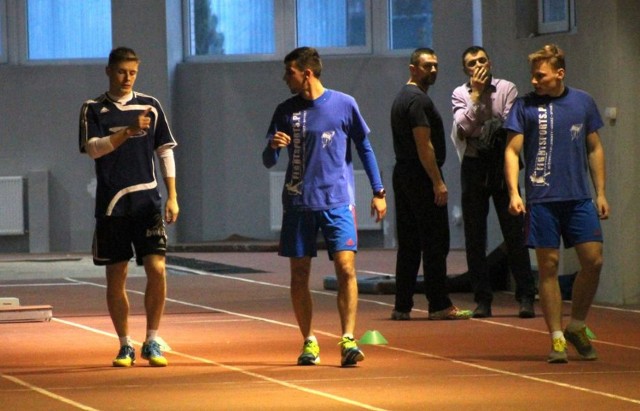 Piłkarze Broni (od lewej) Michał Bojek, Dominik Leśniewski i Sebastian Wichucki brali udział w testach szybkościowo-wytrzymałościowych. Dziś zagrają w sparingu.