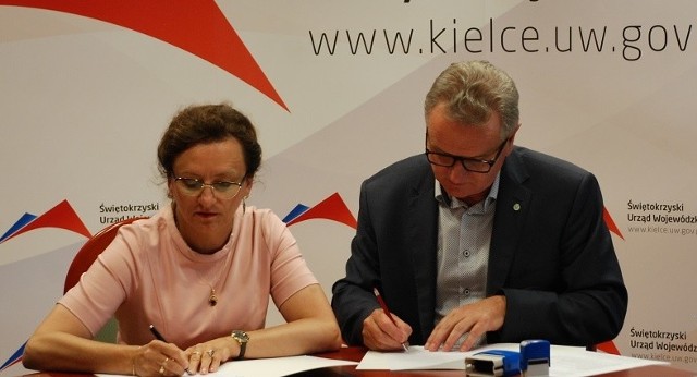 Swoje podpisy złożyli Wojewoda Świętokrzyski Agata Wojtyszek oraz Burmistrz Miasta i Gminy Pińczów Włodzimierz Badurak.