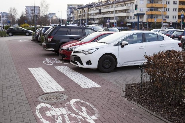 Zanim kierowca zaparkuje powinien zasygnalizować zamiar wykonania manewru pozostałym uczestnikom ruchu. Fot. naszemiasto.pl