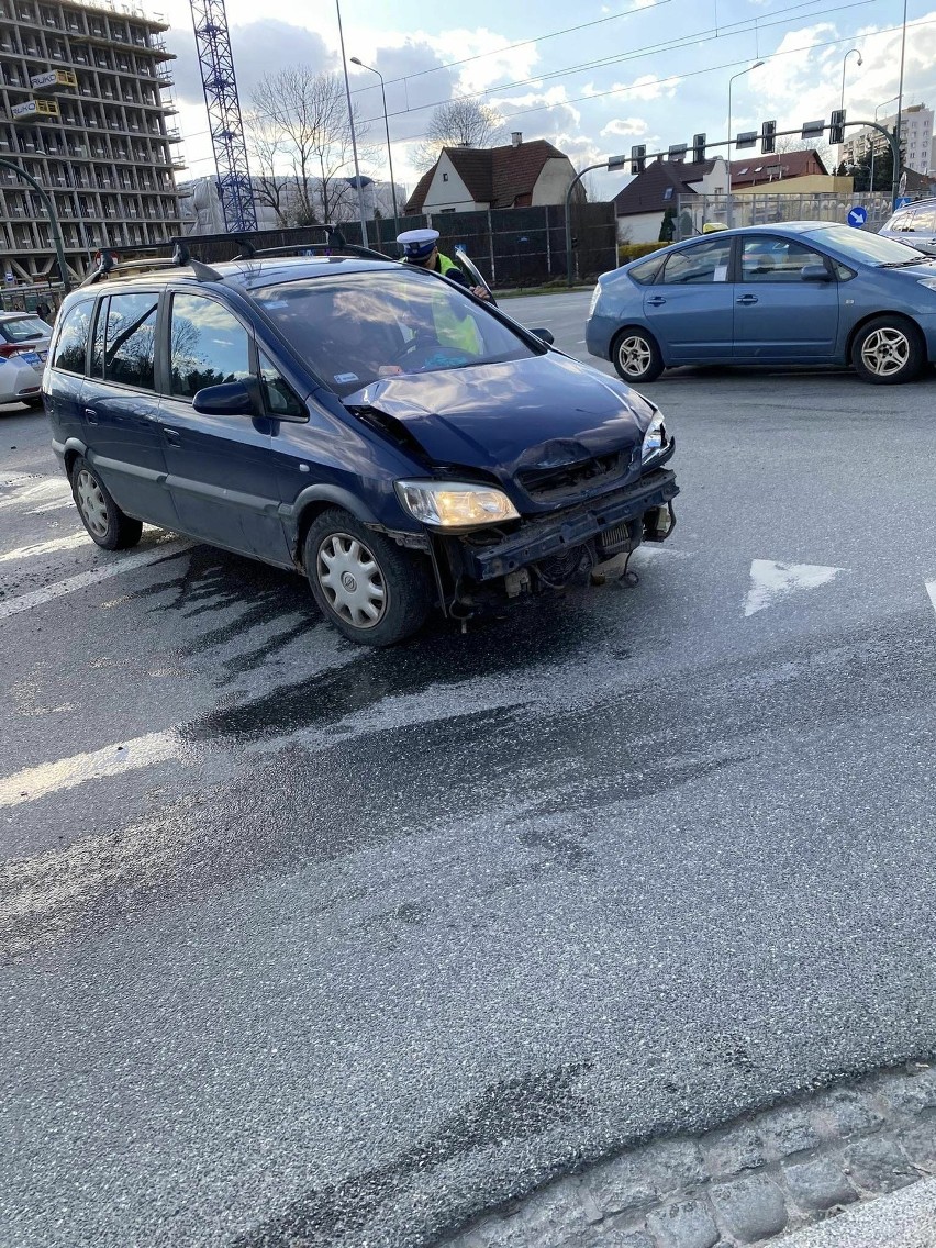 Kraków. Wypadek trzech samochodów na skrzyżowaniu Jana Pawła II, Meissnera i Lema