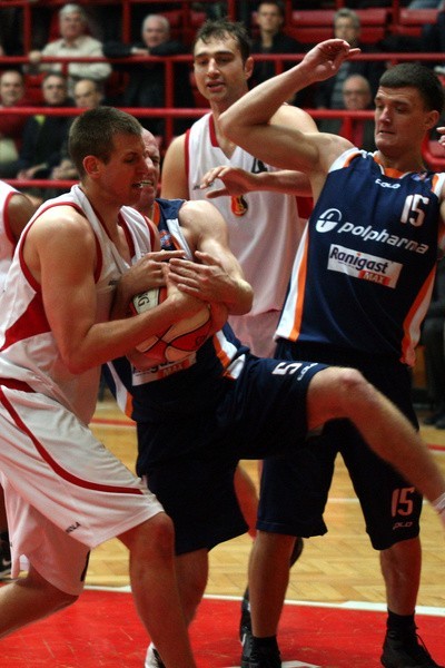 Koszykarze Stali Stalowa Wola (z lewej Michał Gabiński, w środku Marek Miszczuk) walczyli dzielnie w meczu z Polpharmą w Starogardzie Gdańskim