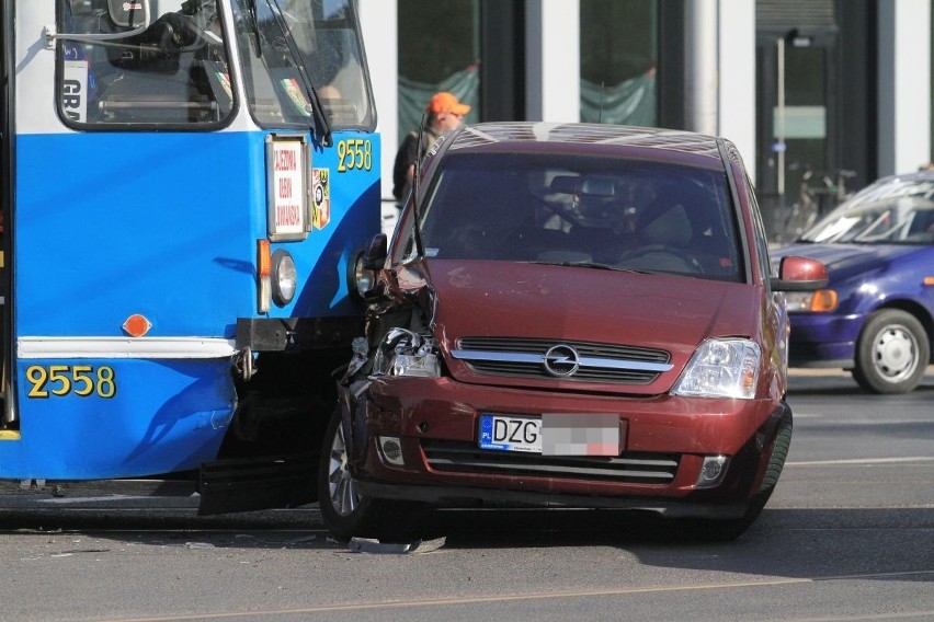 Wypadek na Wyszyńskiego. Tramwaj linii 10 zderzył się z oplem (FILM, ZDJĘCIA)