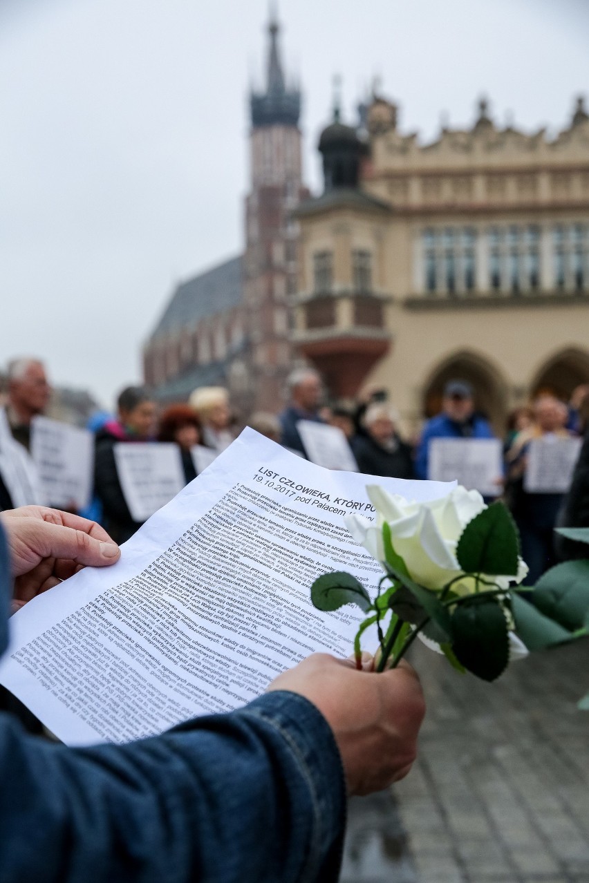 Kraków. Demonstracja w geście solidarności z mężczyzną, który podpalił się w Warszawie