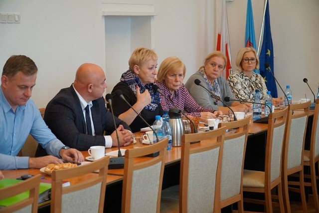 Teresa Pancerz-Pyrka, wójt gminy Kazanów (trzecia z lewej) wyraża swoje zdanie na temat planowanej budowy zespołu ferm na terenie jej gminy.