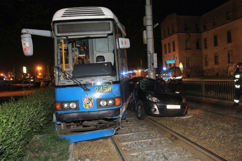 Wypadek na Pułaskiego. Tramwaj zderzył się z autem i wypadł z szyn (ZDJĘCIA)