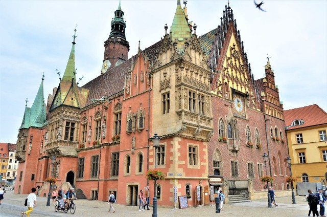 Późnogotycki budynek wrocławskiego ratusza na stałe wpisuje się w historię miasta. Zdjęcie ilustracyjne