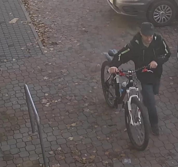 Suwałki. Poznajesz tego mężczyznę? Policjanci poszukują podejrzewanego o kradzież roweru