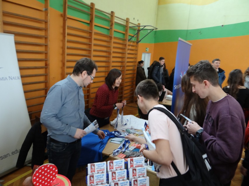 Edukacyjne Targi w Sandomierzu. 12 wyższych uczelni z regionu zachęcało uczniów szkół średnich do nauki