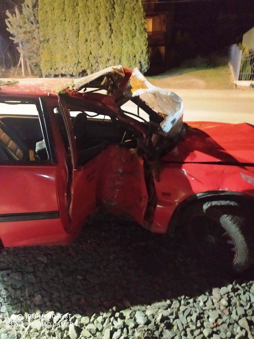 Piątkowa wypadek. Samochód osobowy wypadł z drogi i uderzył w ogrodzenie [ZDJĘCIA]