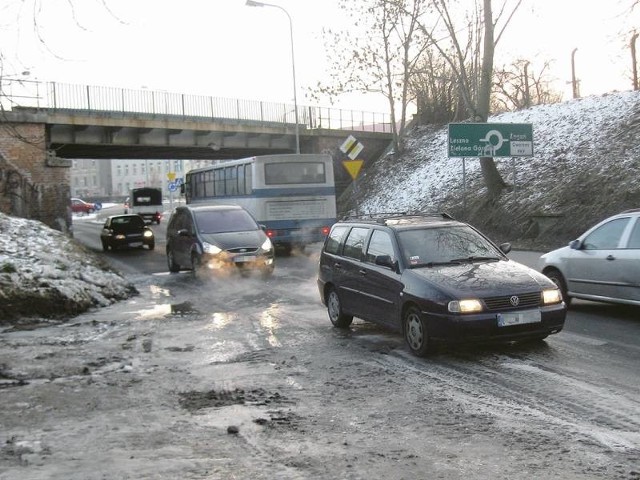 Lodowa pokrywa zajmuje już jeden pas ruchu i stwarza zagrożenie dla kierowców. Wodociągi zapowiadają mechaniczne usunięcie lodu.