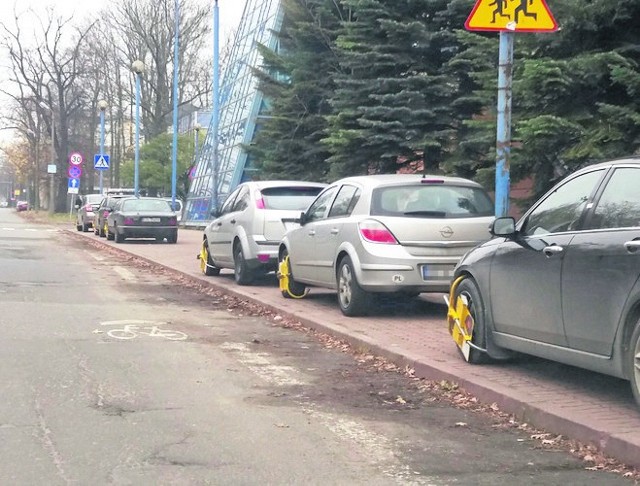 Wszystkie nieprawidłowo zaparkowane auta miały wczoraj założone blokady. Te w oddali również.