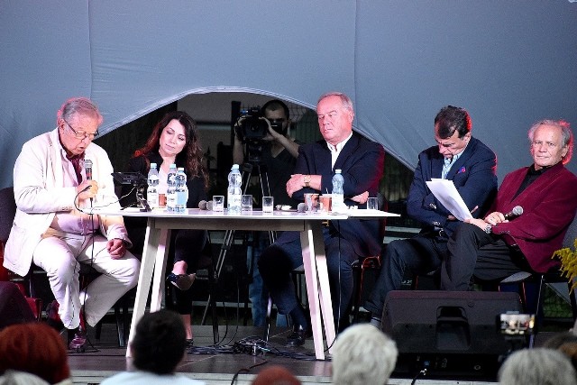 Mistrzowie Mowy Polskiej (od lewej: Krzysztof Zanussi, Katarzyna Pakosińska, Leszek Mikos, Paweł Sztompke, prof. Bolesław Faron) przeczytali dzieła Stefana Żeromskiego.