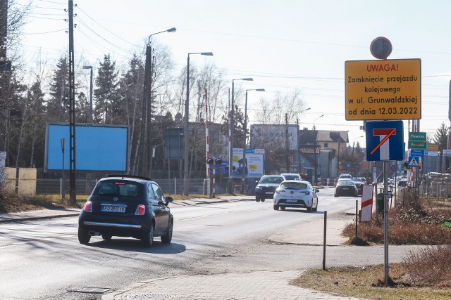 Trwa przebudowa przejazdu przy ul. Grunwaldzkiej - samochody już nie mogą przez niego przejechać, muszą korzystać z objazdów