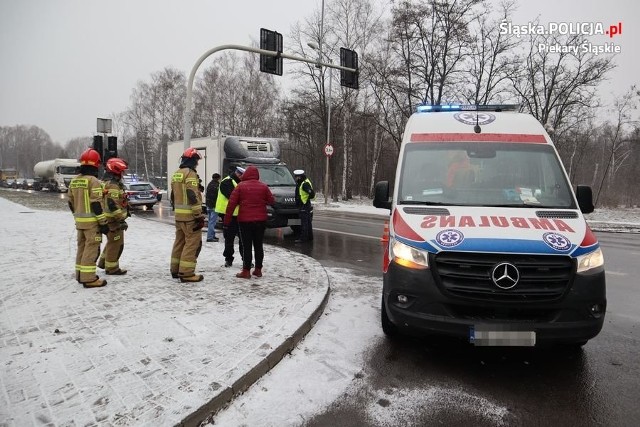 Poszkodowana mieszkanka Piekar Śląskich została przewieziona do szpitala. Mundurowi zatrzymali prawo jazdy kierowcy z powiatu zawierciańskiego.