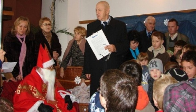 Radni Buskiej Akcji Samorządowej - razem z Mikołajem - złożyli pierwszą wizytę w parafii Świętego Brata Alberta.