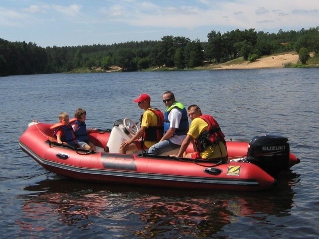 Dzieci miały okazję także w specjalnych kapokach  popływać pontonem po zalewie w asyście ratowników WOPR