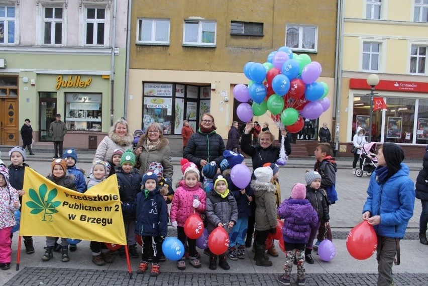 Happening na placu przed Brzeskim Centrum Kultury był...