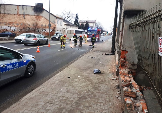 18-latek w audi wypadł z drogi i uderzył w mur. Na miejscu pracowali strażacy i policjanci.