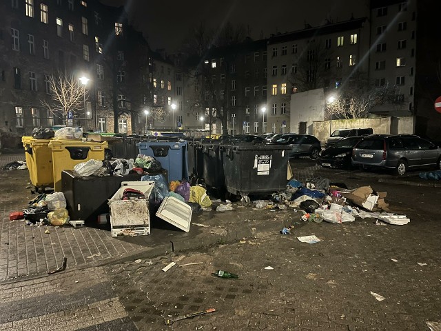 Podwórko na Ołbinie mierzy się z powracającym problemem "dzikiego wysypiska". Po naszej interwencji, zostało posprzątane. Czy na długo?