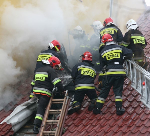 Strażacy biorący udział w akcji mieli utrudnione dotarcie do źródła ognia, konieczne było zerwanie kilku arkuszy blachy.